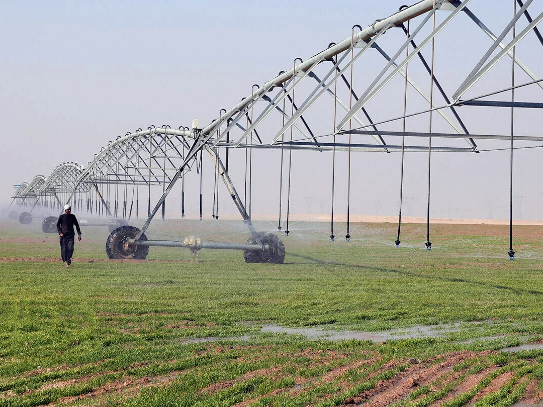 Regulation ريّ محوري حديث فوق حقل أخضر في أرياف البصرة