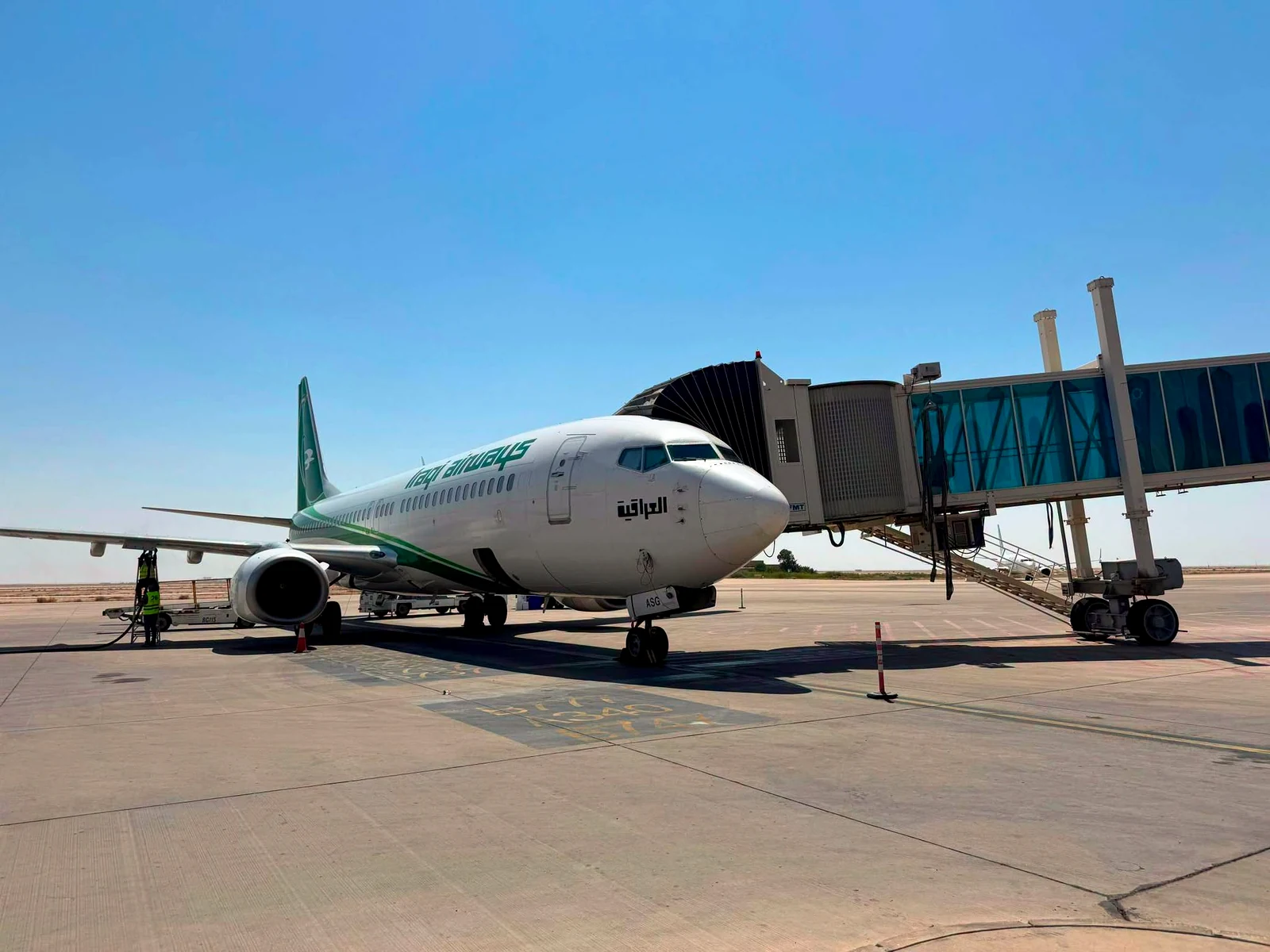 طائرة الخطوط الجوية العراقية عند جسر الركاب في مطار البصرة الدولي